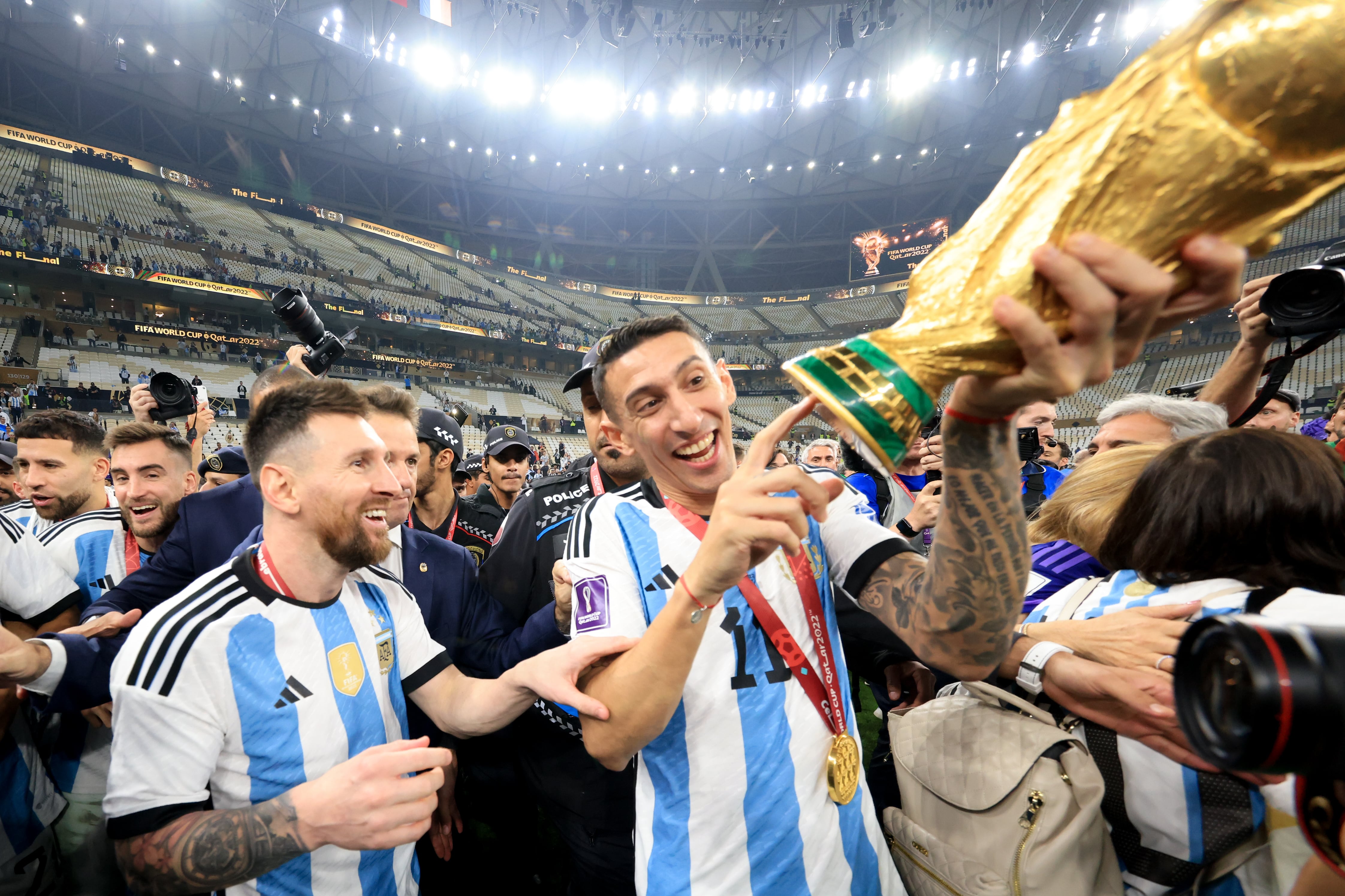 Ángel Di María avisa a Lionel Messi de que la copa que llevaba en la celebración del Mundial era falsa