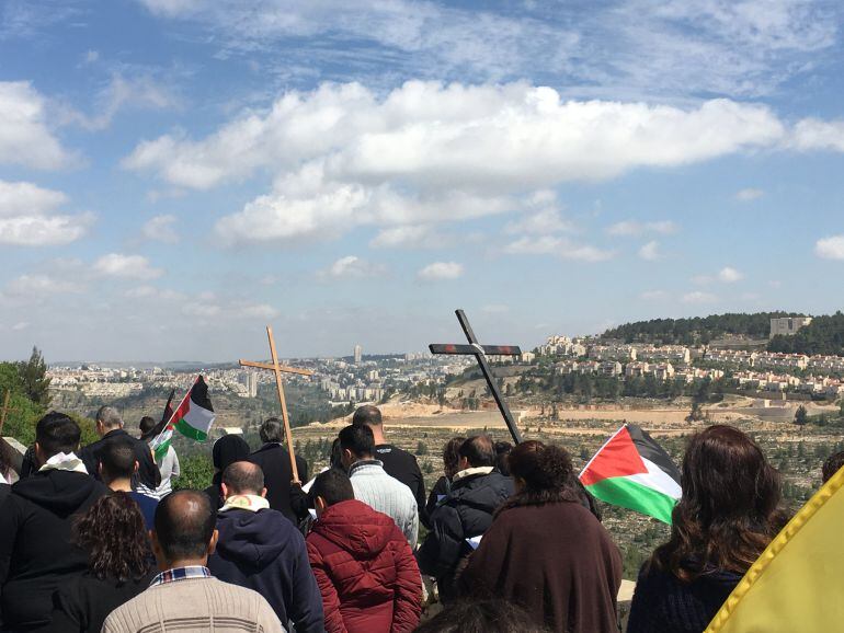 Protesta contra el muro en Cremisan. Al fondo se ve Jerusalén, y en medio un asentamiento israelí