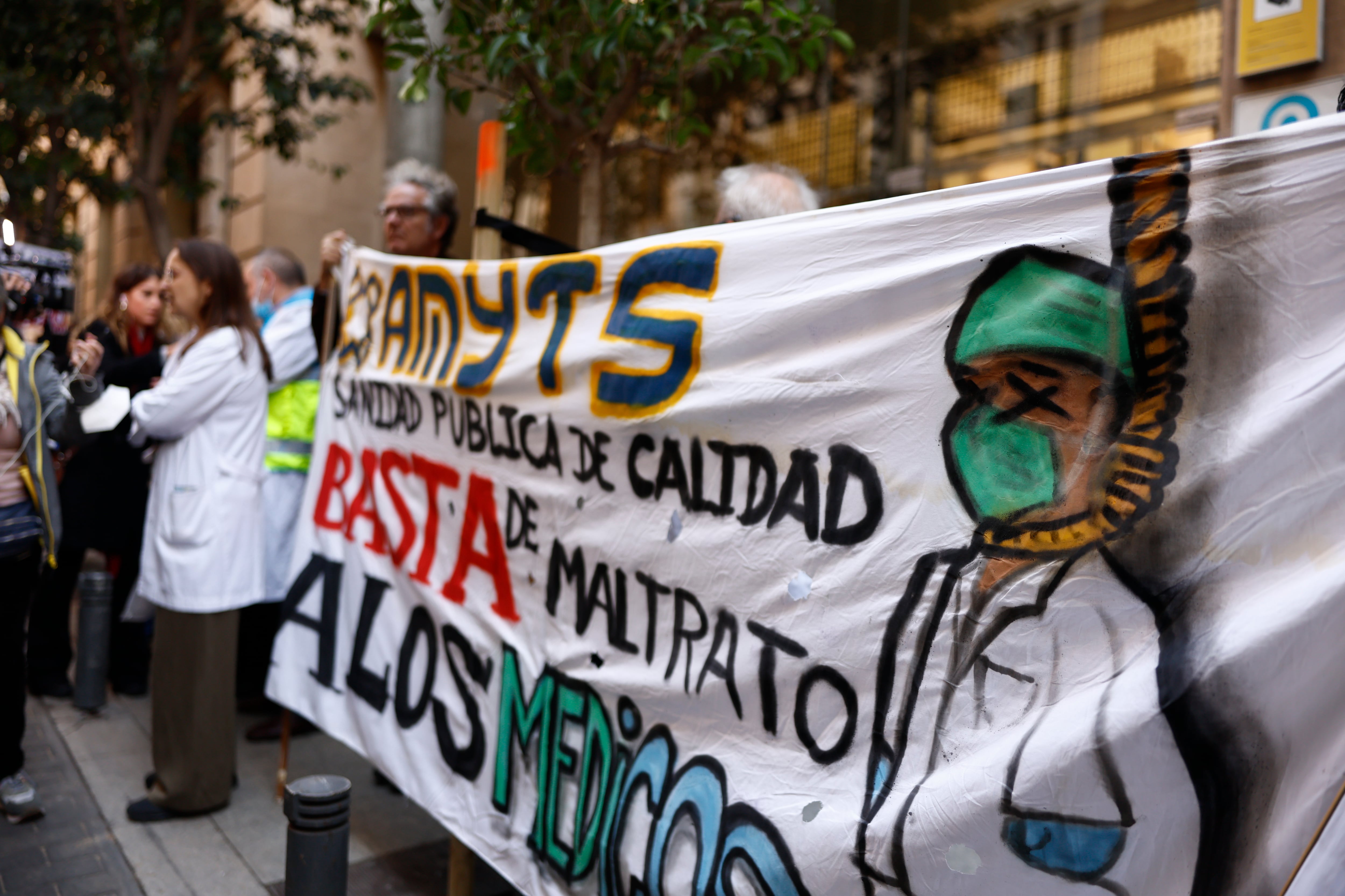 Médicos de urgencias extrahospitalarias de Atención Primaria de Madrid participan este lunes en una concentración frente a la sede de la Consejería de Sanidad en Madrid