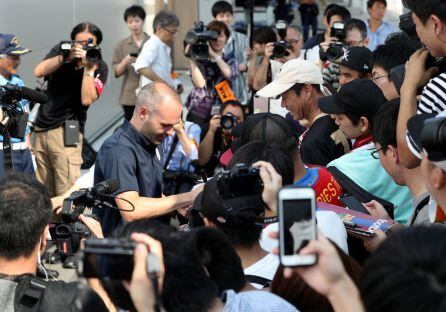 Iniesta firma autógrafos en el Aeropuerto Internacional de Kansai, en Osaka.