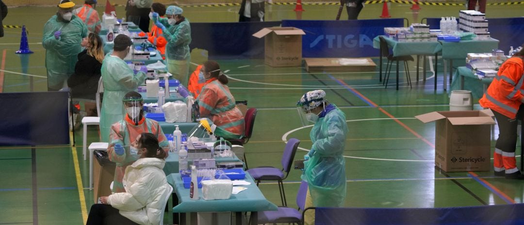 Dispositivo donde realizan tests de antígenos a estudiantes universitarios de la Universidad de Santiago