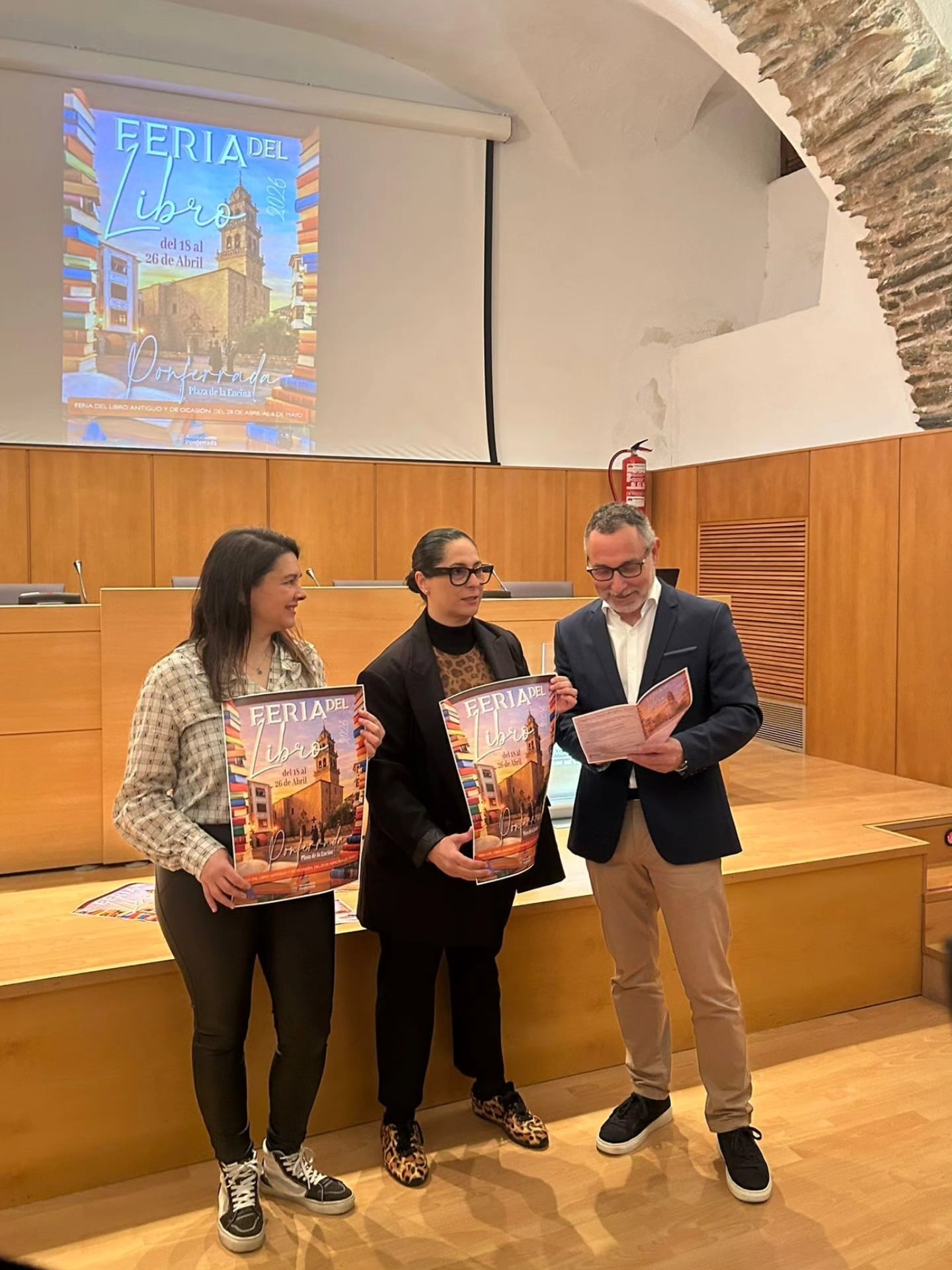 Dos de las libreras junto al teniente alcalde y concejal, Carlos Cortina