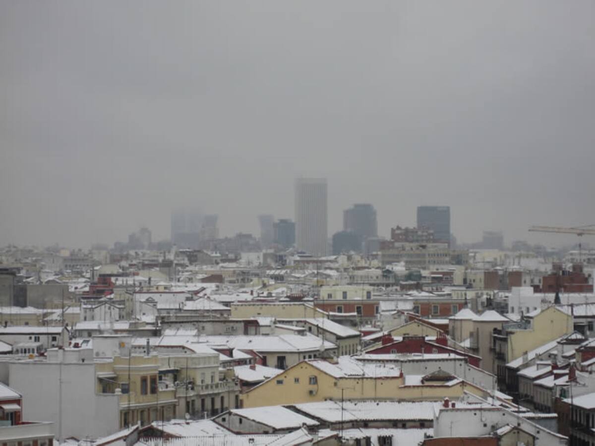 La capital del país no está acostumbrada a postales como ésta. No es extraño que nieve en esta ciudad, pero sí que lo haga con tanta intensidad y que cale en el pavimento.