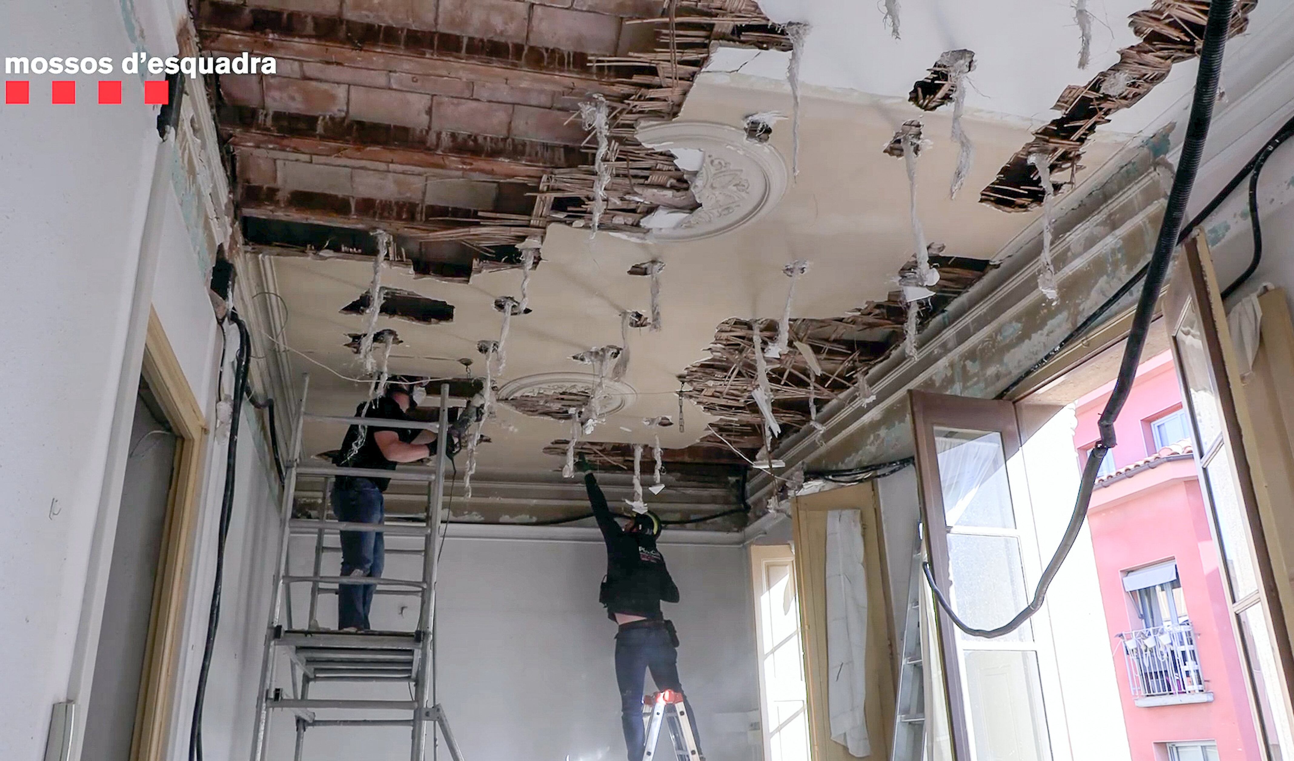 Agents dels Tedax obren un fals sostre en una casa de Castellbisbal on es van trobar explosius de la CNT.