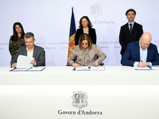 Imatge de la signatura del Memoràndum per a la concertació de places de la futura residència de gent gran a Encamp