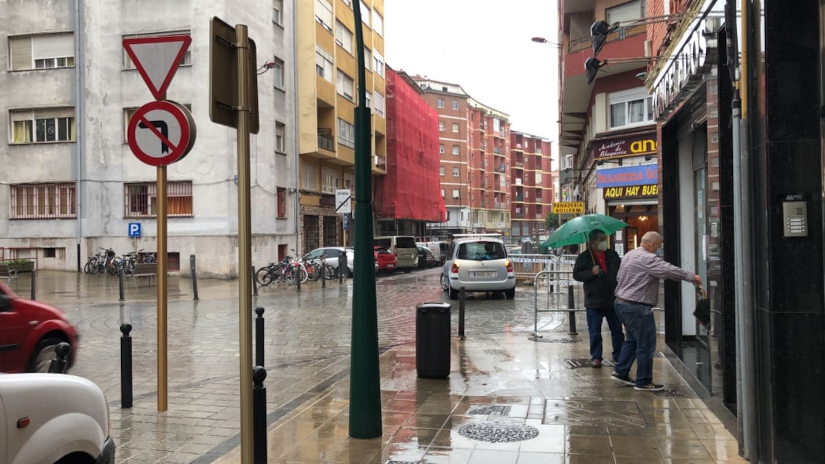 Entrevista a vecinos y comerciantes del barrio de la Inmobiliaria en el primer día de su desconfinamiento