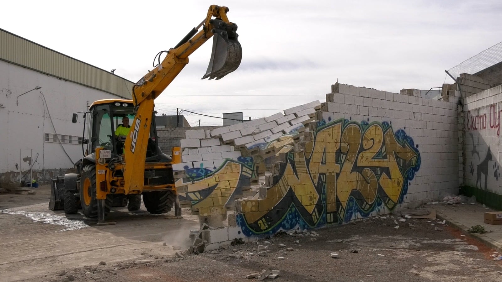Maquinaria de obra trabajando en la intervención en el Polígono Industrial 'Los Cerros'