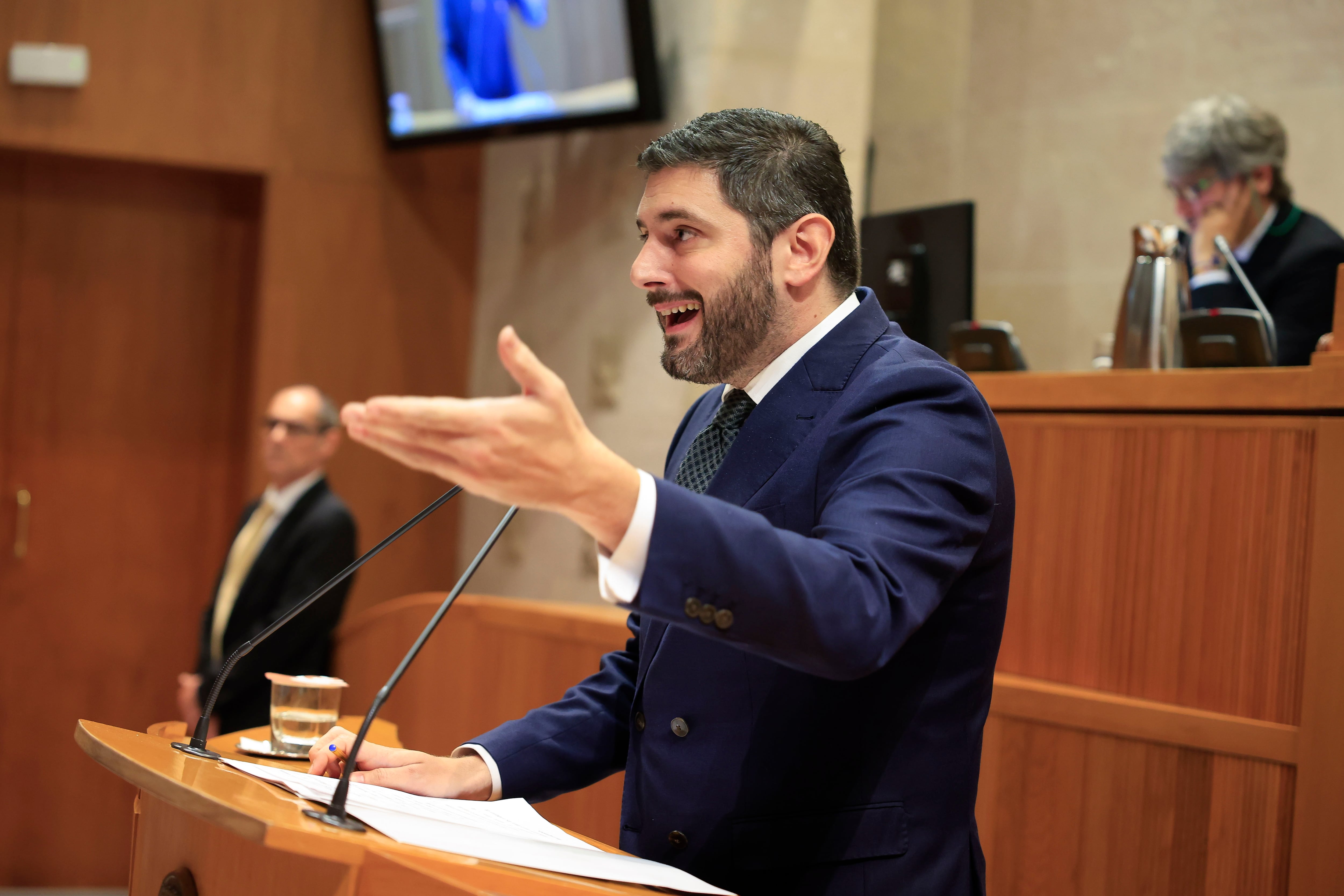 ZARAGOZA (ESPAÑA), 29/04/2026.- El portavoz de Vox, Alejandro Nolasco Asensio durante la segunda sesión de debate investidura del Parlamento aragonés este miércoles donde el presidente del PP de Aragón, Jorge Azcón será investido presidente con los votos de sus 26 diputados y los 14 de Vox. EFE/ Javier Cebollada