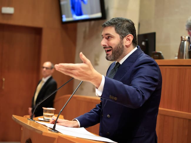 ZARAGOZA (ESPAÑA), 29/04/2026.- El portavoz de Vox, Alejandro Nolasco Asensio durante la segunda sesión de debate investidura del Parlamento aragonés este miércoles donde el presidente del PP de Aragón, Jorge Azcón será investido presidente con los votos de sus 26 diputados y los 14 de Vox. EFE/ Javier Cebollada