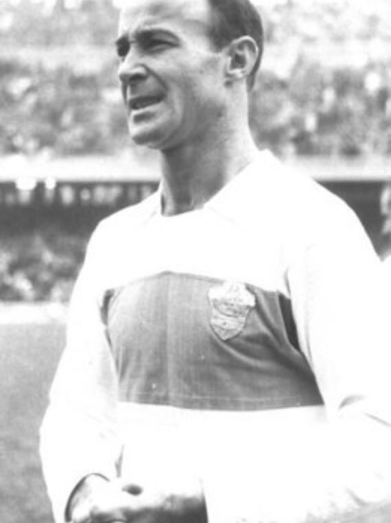 César Rodríguez posando con la camiseta del Elche