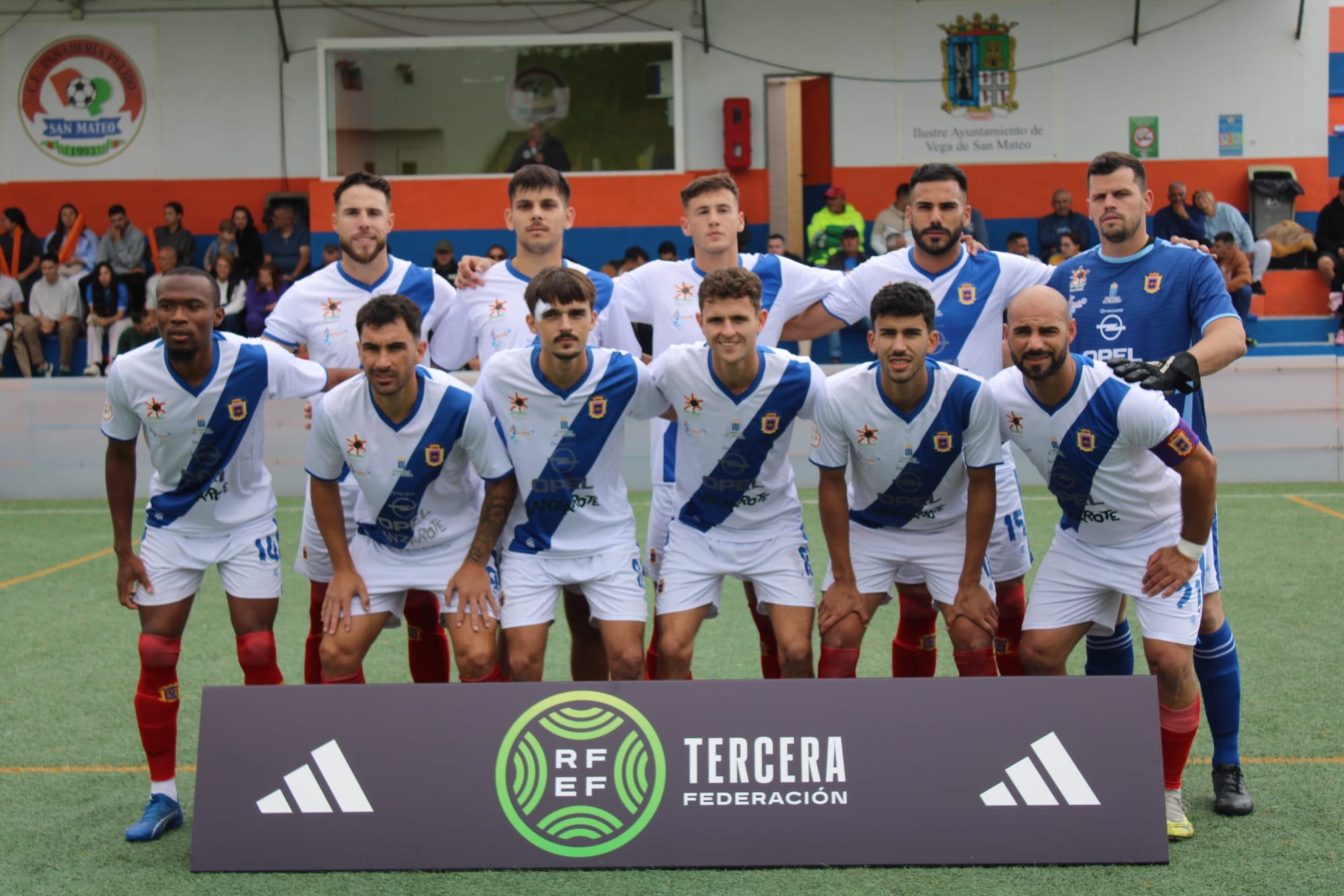 Equipo inicial de la UD Lanzarote en el campo del Panadería Pulido San Mateo.