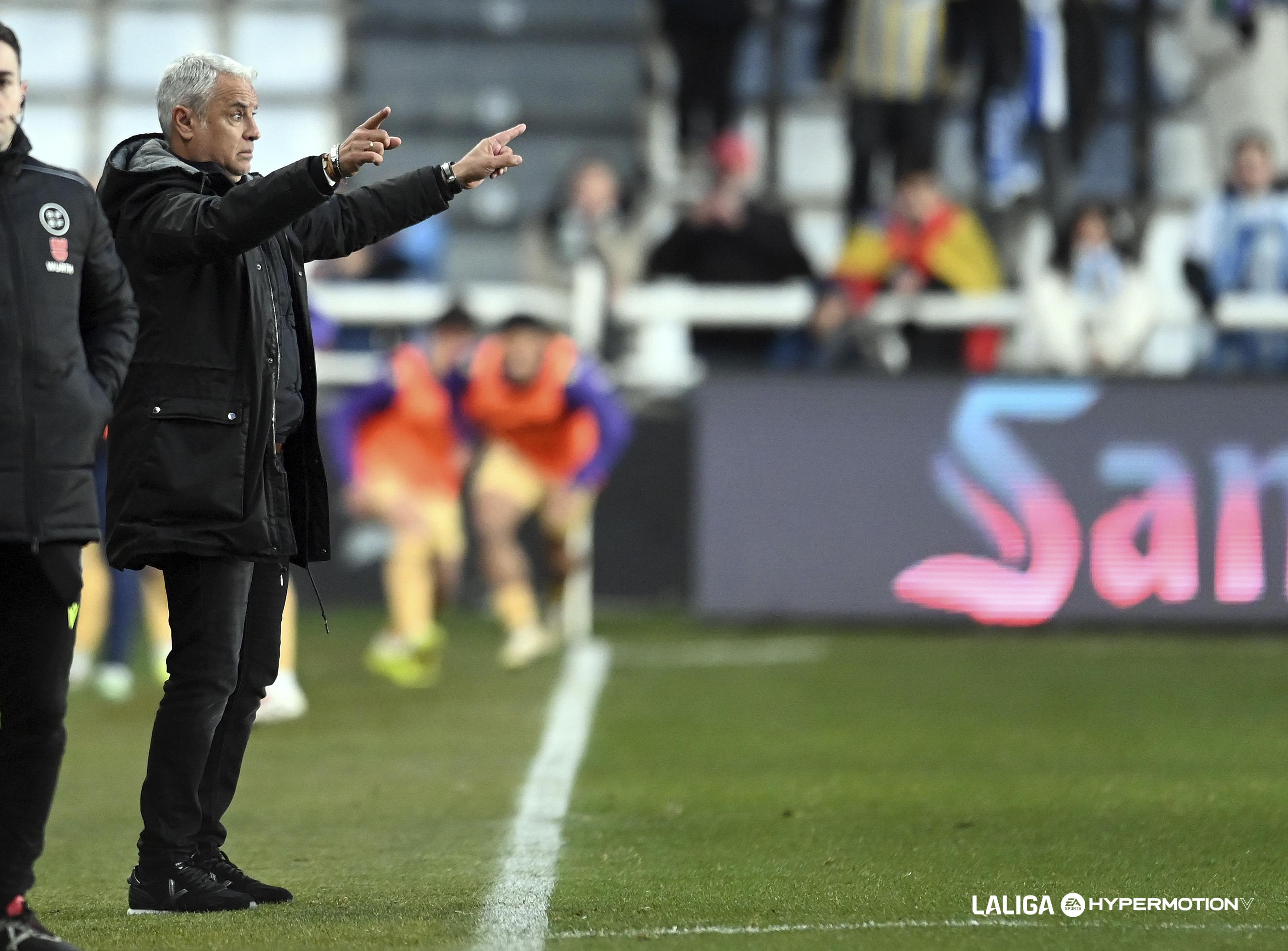 El entrenador del Málaga Sergio Pellicer, dando instrucciones durante un partido