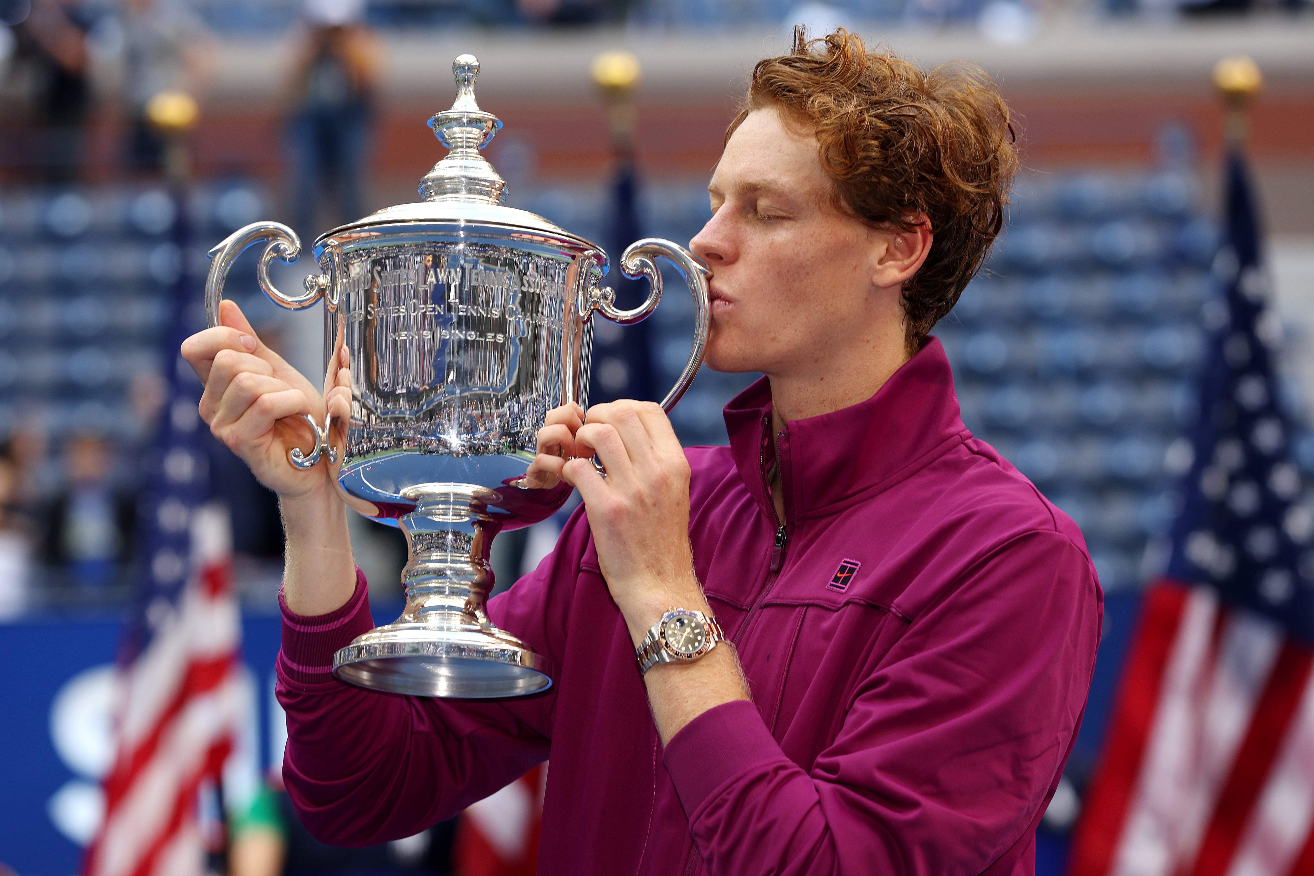 Jannik Sinner besa el trofeo del US Open tras vencer a Taylor Fritz en la final