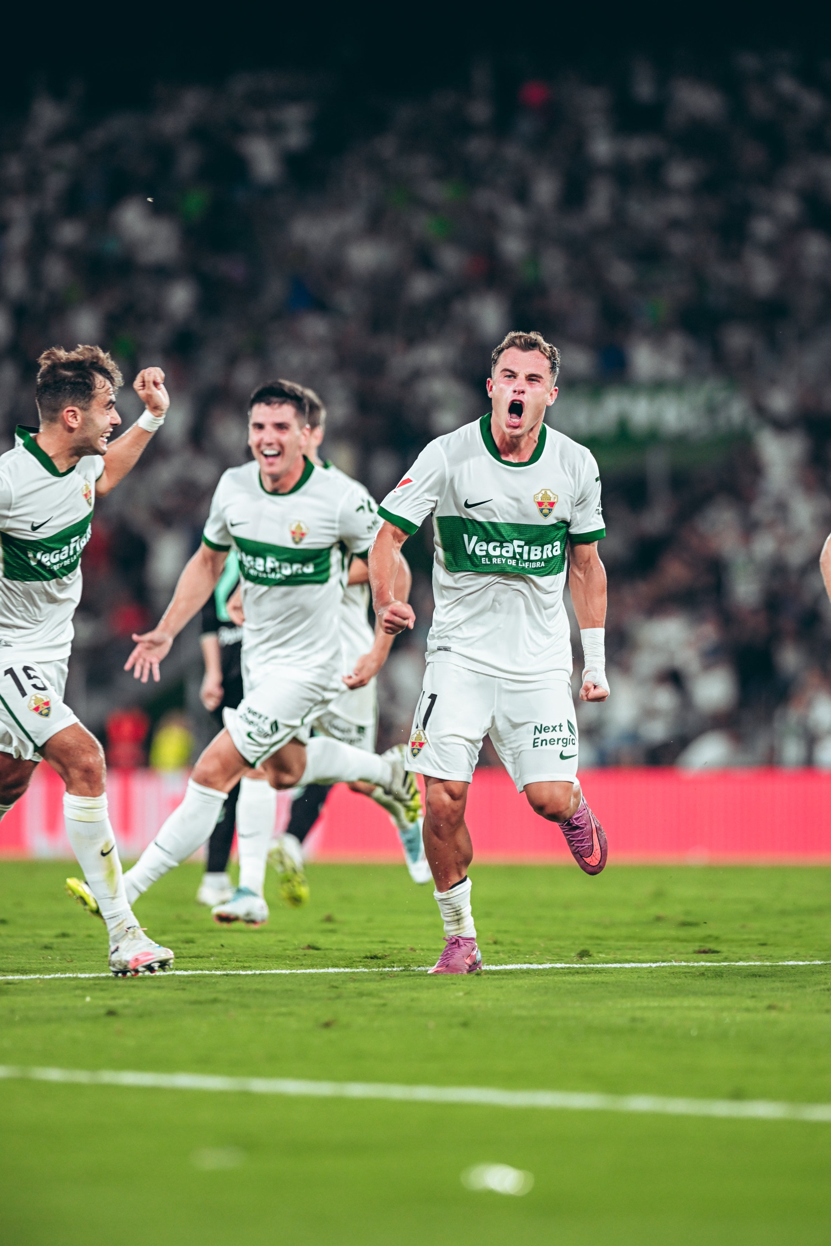 Germán Valera celebra con rabia su gol al Betis
