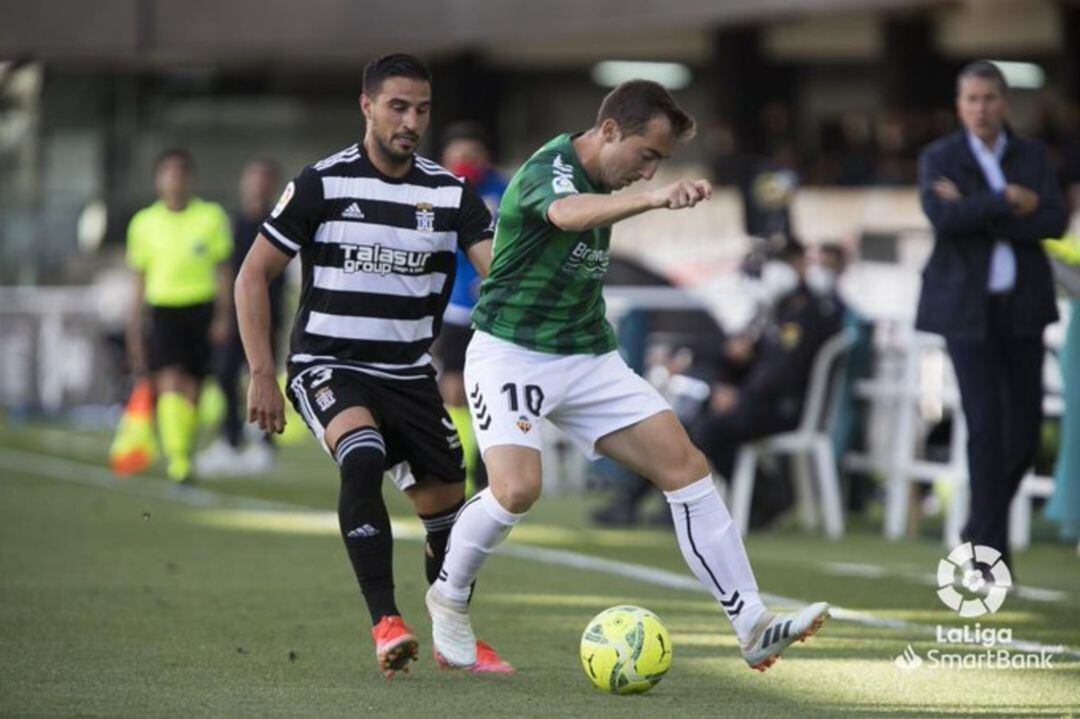 Rubén Díez pelea por un balón bajo la mirada de Garrido