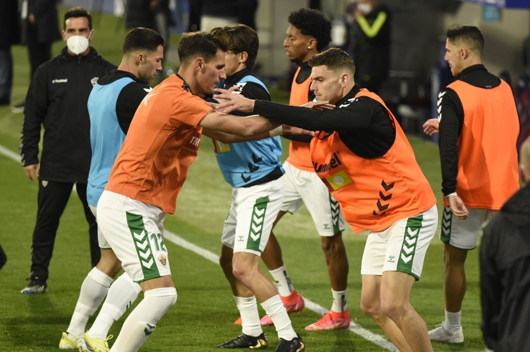 Los jugadores del Elche calientan antes de un partido 