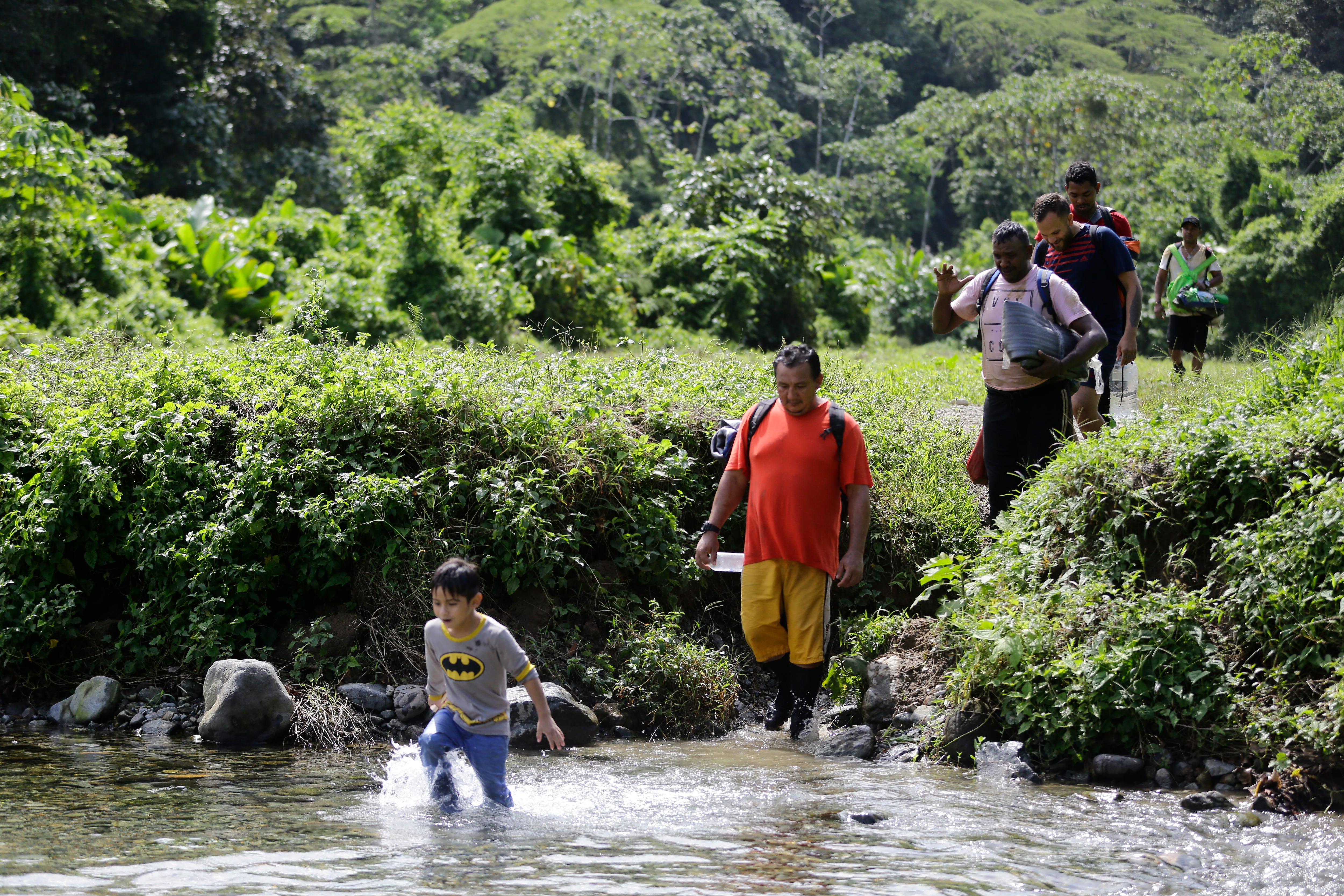 AME5278. LAJAS BLANCAS (PANAMÁ), 30/08/2023.- Migrantes caminan en la selva del Darién, el 18 de agosto de 2023, en el sector de Lajas Blancas, en Darién (Panamá). Más de 320.000 migrantes que viajan hacia EE.UU. cruzaron este año la jungla del Darién, la peligrosa frontera entre Panamá y Colombia que es la entrada a Centroamérica desde el sur. EFE/ Carlos Lemos
