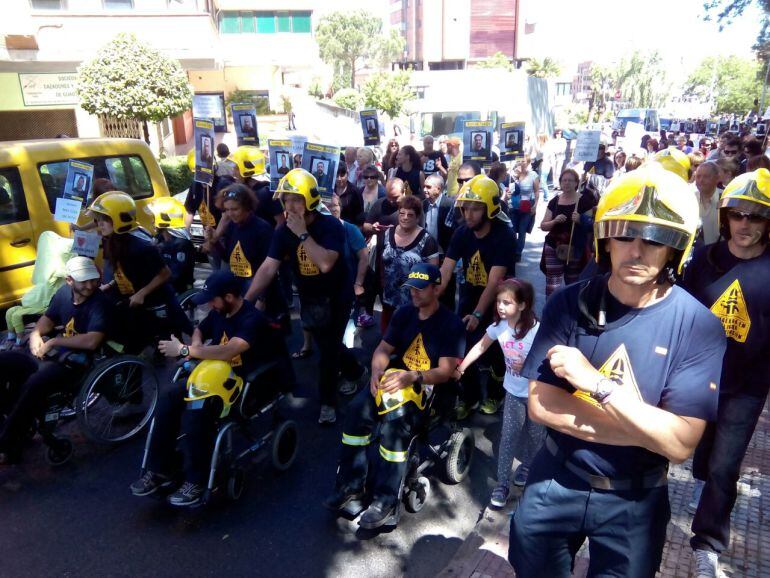 Los bomberos de Guadalajara manifestándose ante el Ayuntamiento.