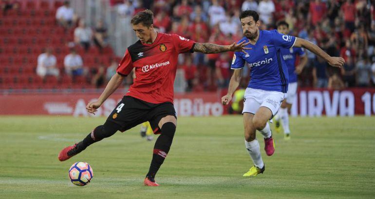 Una acción del partido entre el Mallorca y el Real Oviedo en la temporada 2015-2016.