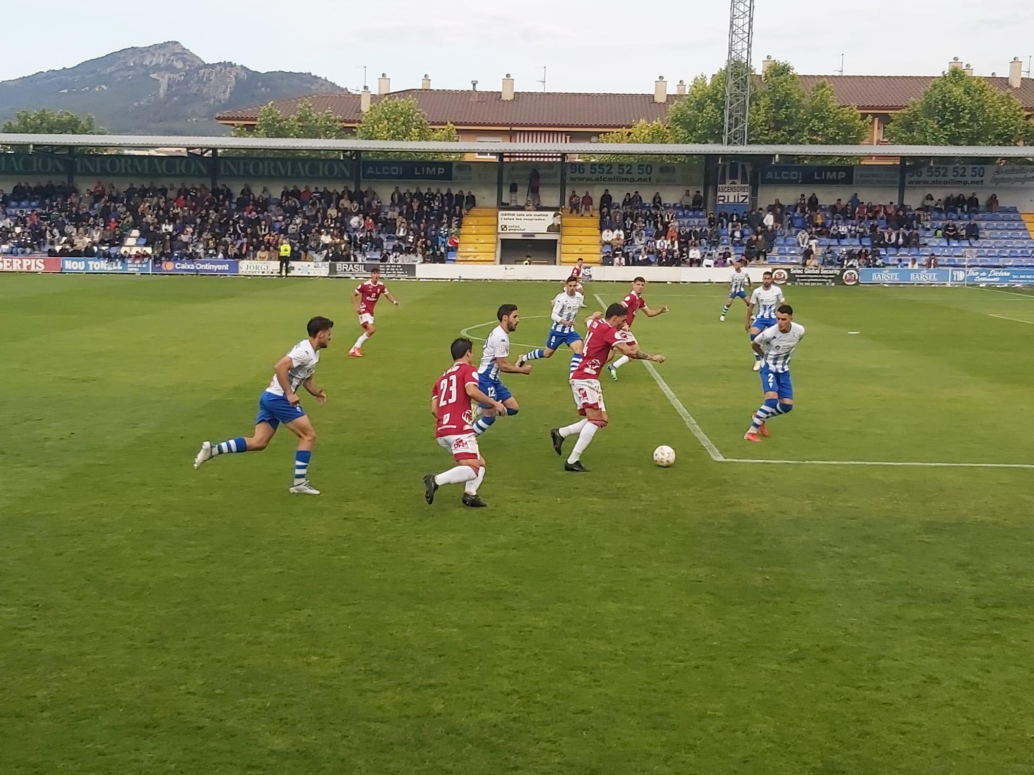 Jugada de Pedro León cerca del área del Alcoyano en el Campo Municipal de El Collao