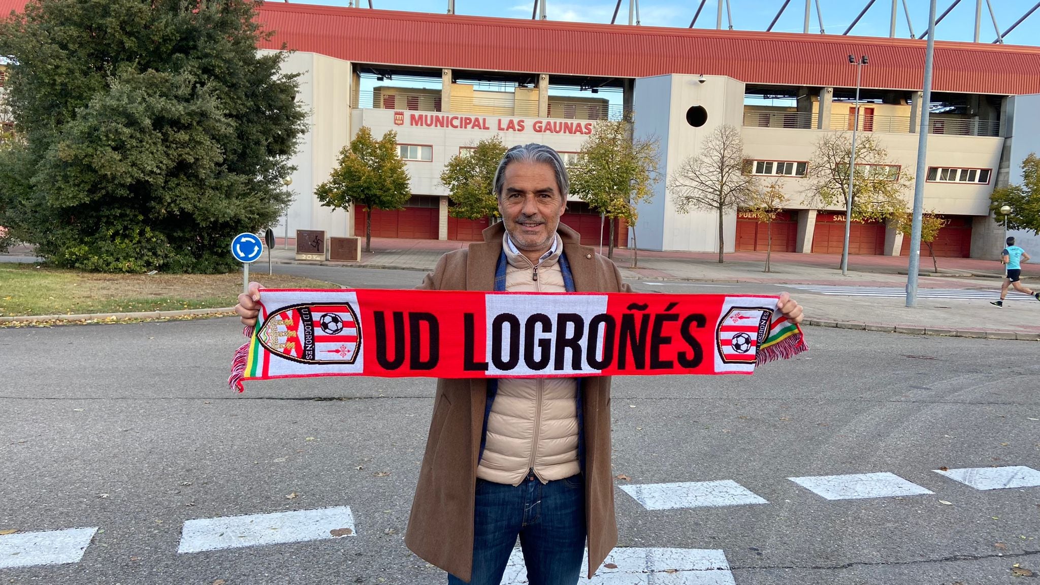 Natxo González posa delante de Las Gaunas en su primer día como técnico de la UD Logroñés