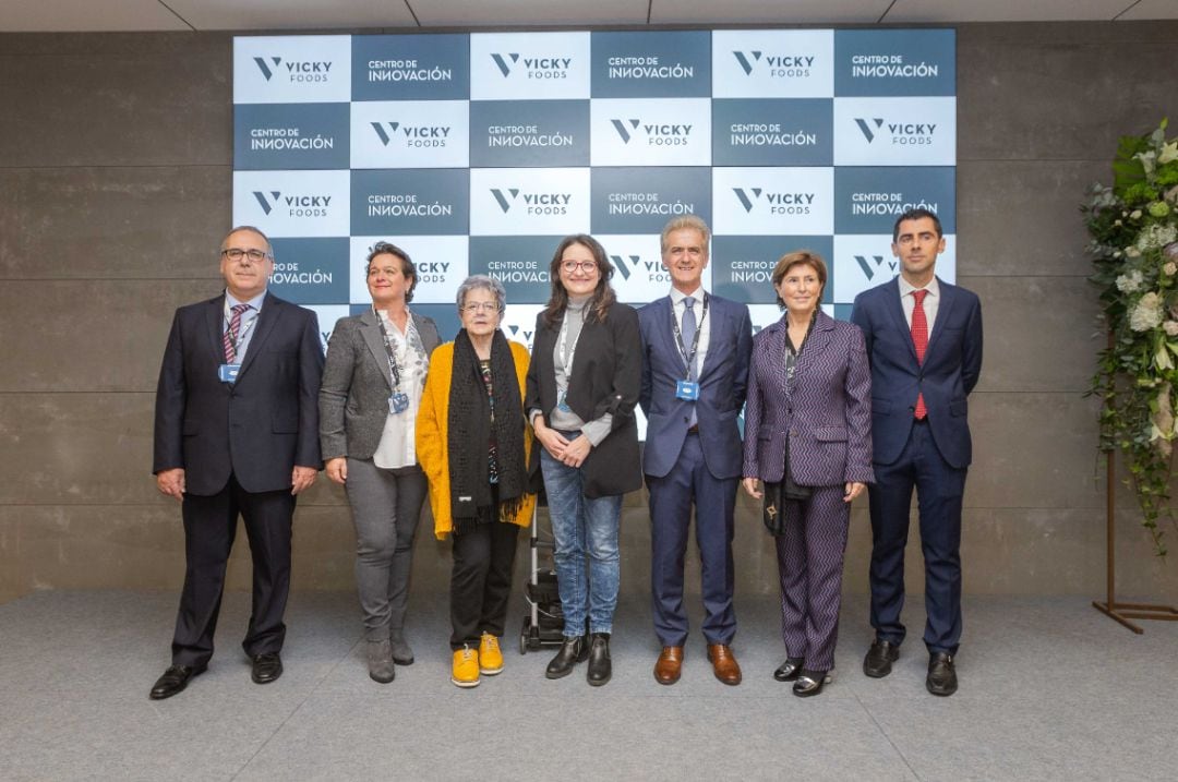 Victoria Fernández, Mónica Oltra y Rafael Juan en el centro de la imagen 