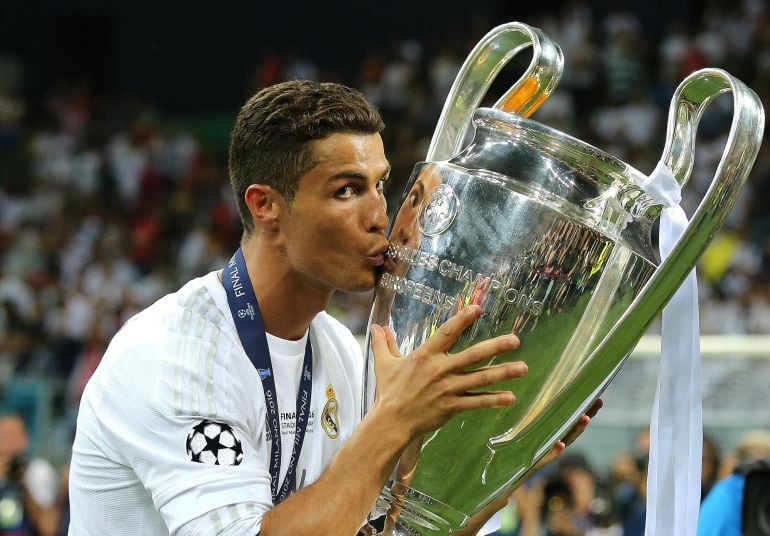 El delantero del Real Madrid, Cristiano Ronaldo, celebra la Undécima Copa de Europa que logró con su el club blanco.