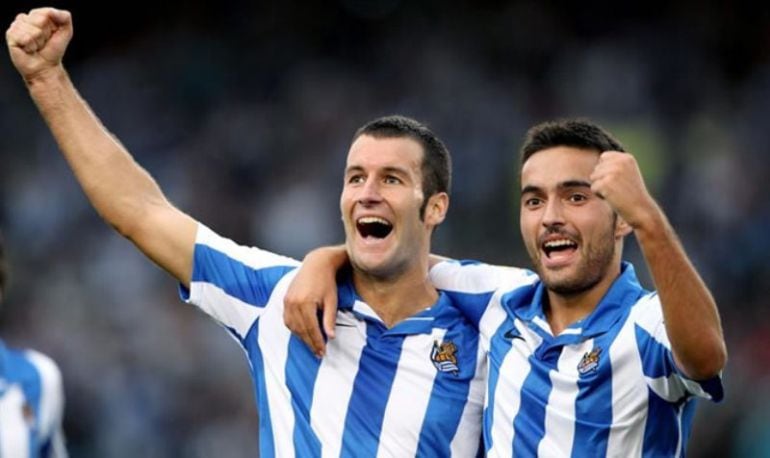 Dani Estrada, a la derecha, celebra un gol con Agirretxe durante su etapa en la Real Sociedad