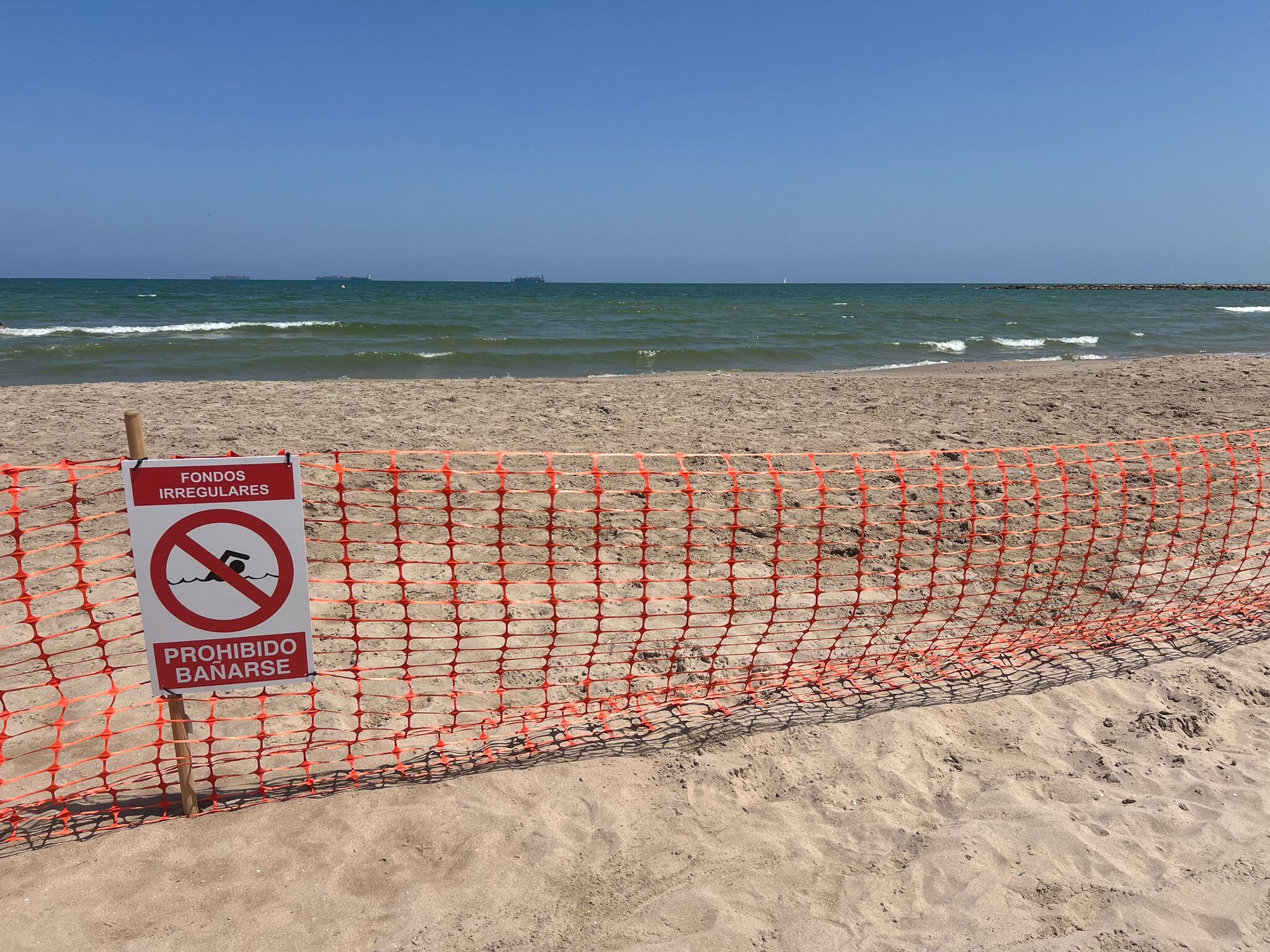 Parte de la playa de Pinedo de València sigue acordonada en vísperas de la Noche de San Juan