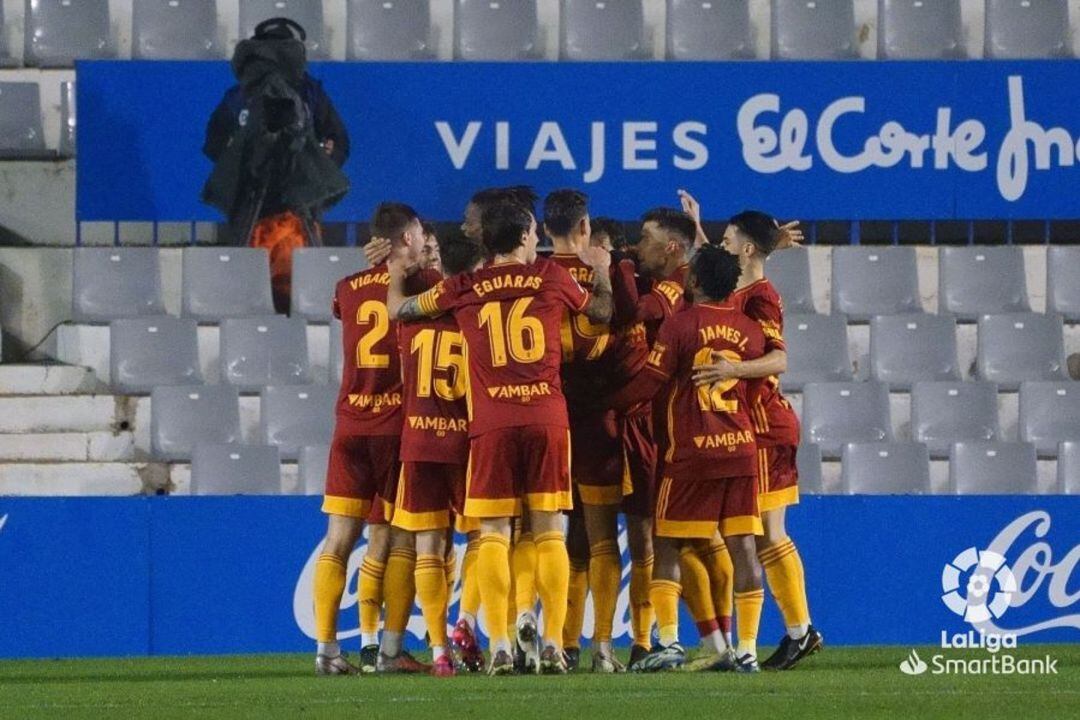 Los jugadores del Real Zaragoza celebran el gol de Jair