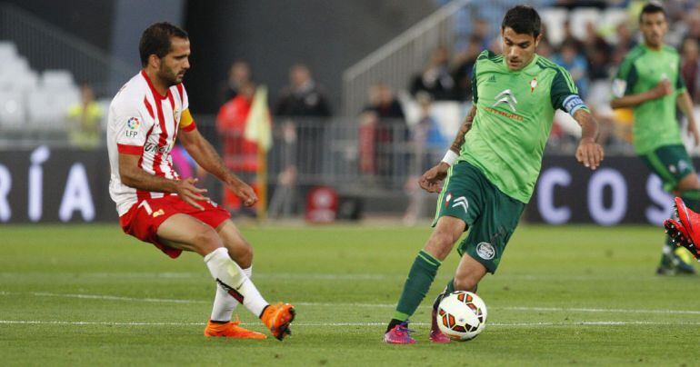 Verza y Augusto Fernández, durante el partido de la jornada 35 de la Liga BBVA entre el Almería y el Celta.