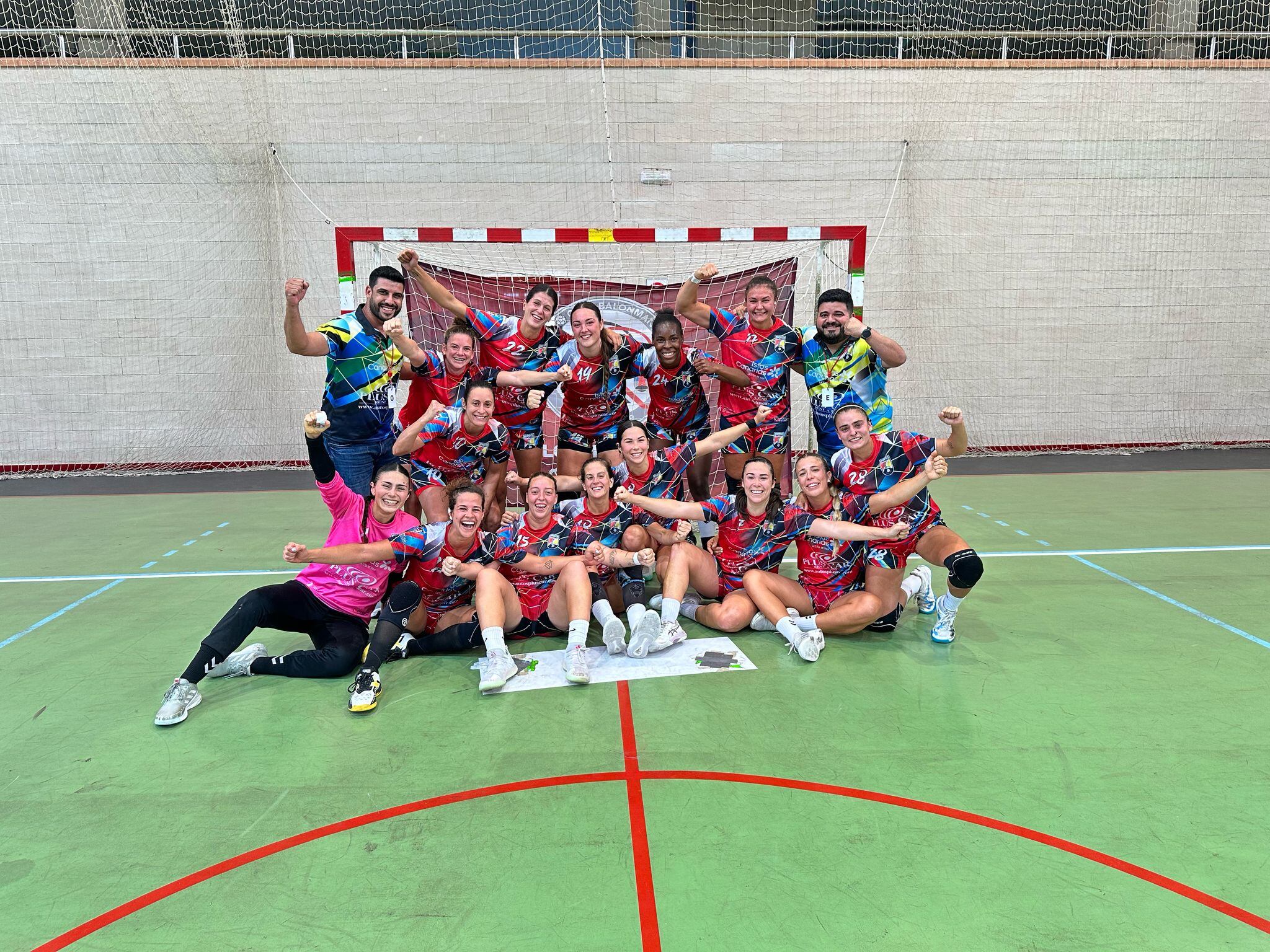 Jugadoras y técnicos del Zonzamas Plus Car Lanzarote celebrando el ascenso a la Liga Guerreras Iberdrola.