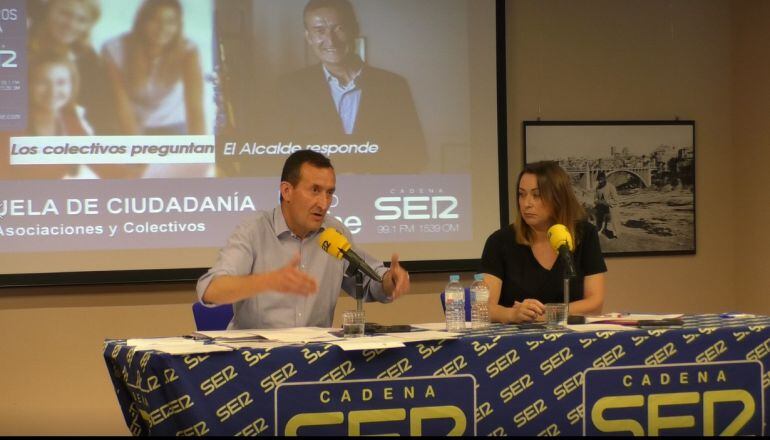El alcalde de Elche Carlos González respondiendo a preguntas en el programa Escuela de Ciudadanía