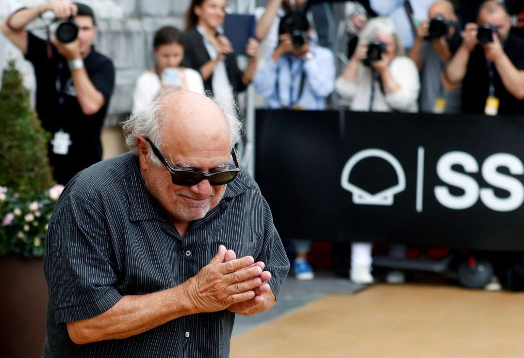  El actor y director estadounidense Danny DeVito (i), a su llegada al hotel en el que se alojan los invitados de la 66 edición del Festival de Cine de San Sebastián, que arranca mañana con Ricardo Darín abriendo la sección oficial