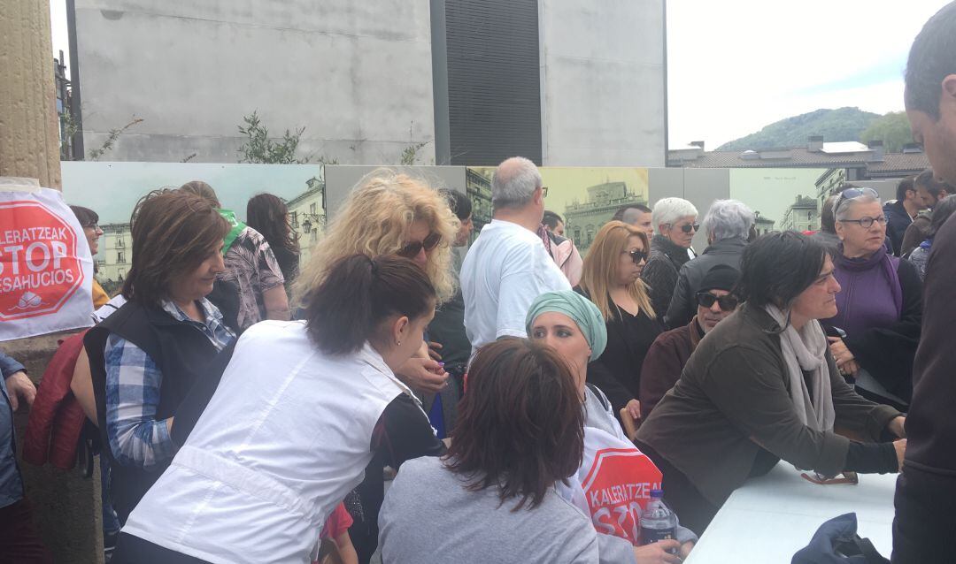 María José, vecina de Irun y enferma de cáncer, acampa en la Plaza San Juan rodeada de miembros de la plataforma Stop Desahucios para denunciar la situación que vive.  