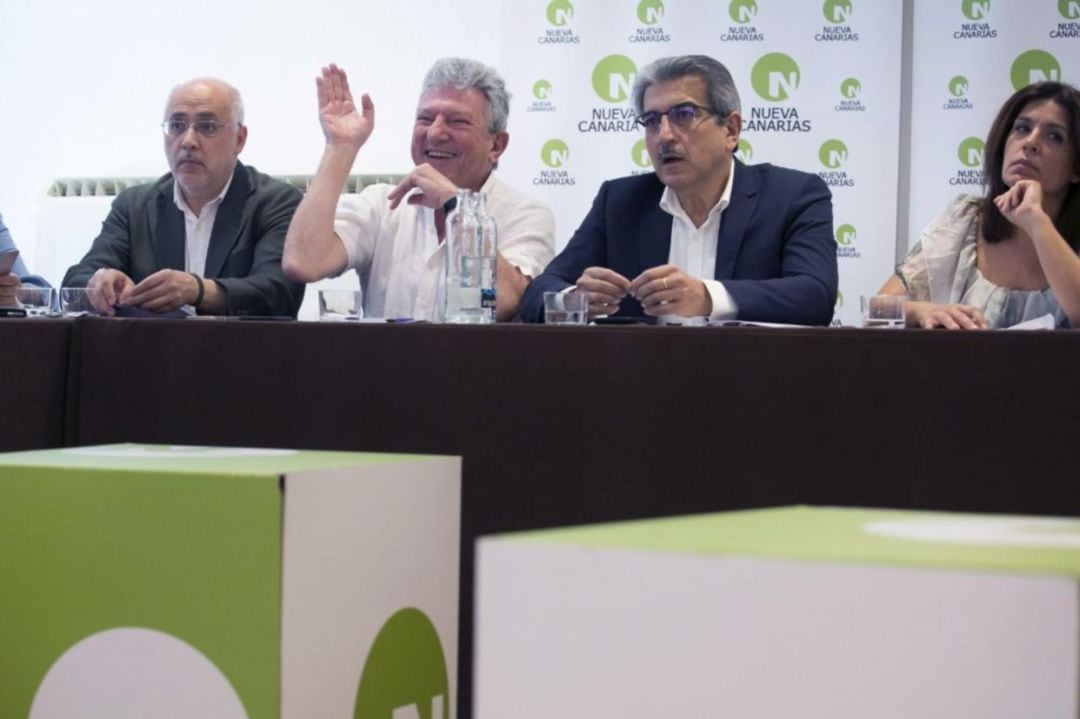 El presidente de Nueva Canarias (NC), Román Rodríguez (2-d), junto a Antonio Morales, Pedro Quevedo y Carmen Hernández (i-d). 