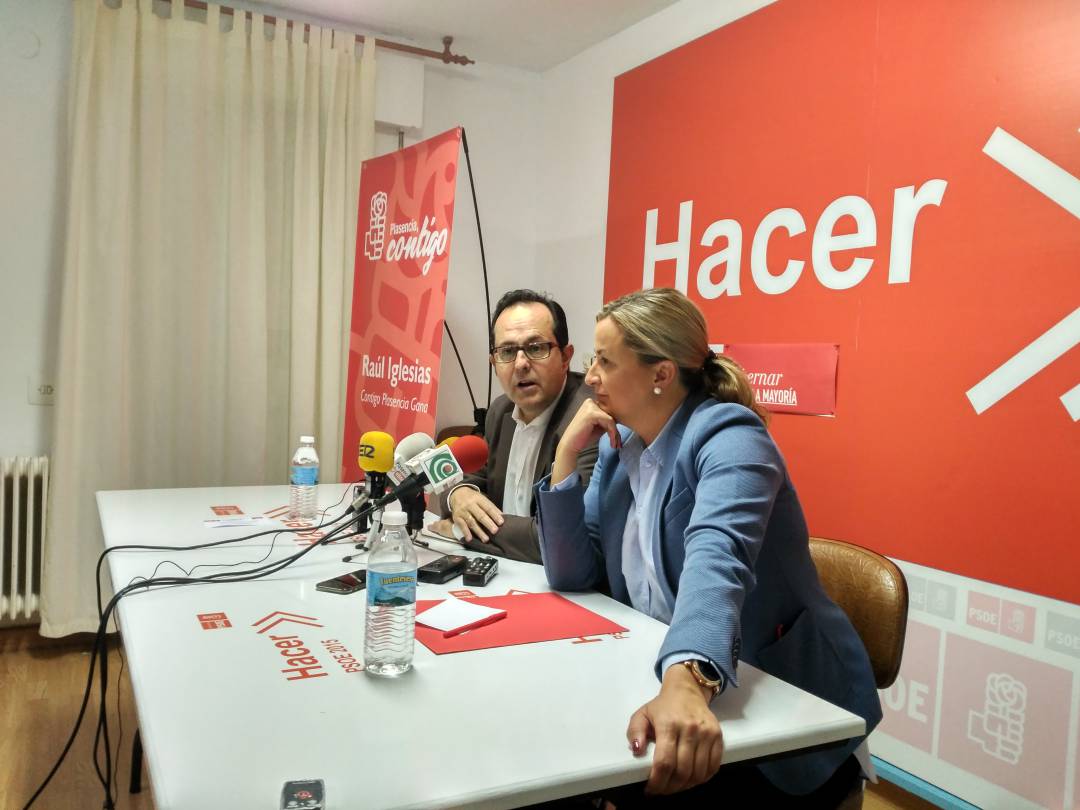 El candidato del PSOE a la Alcaldía de Plasencia, Raúl Iglesias, junto a la secretaria general del PSOE de Plasencia, Blanca Martín