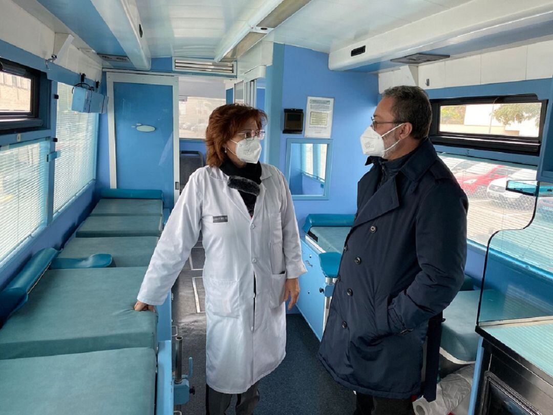 El portavoz socialista, Paco Sanguino, visitantdo el autobús del Centro de Transfusiones de Alicante