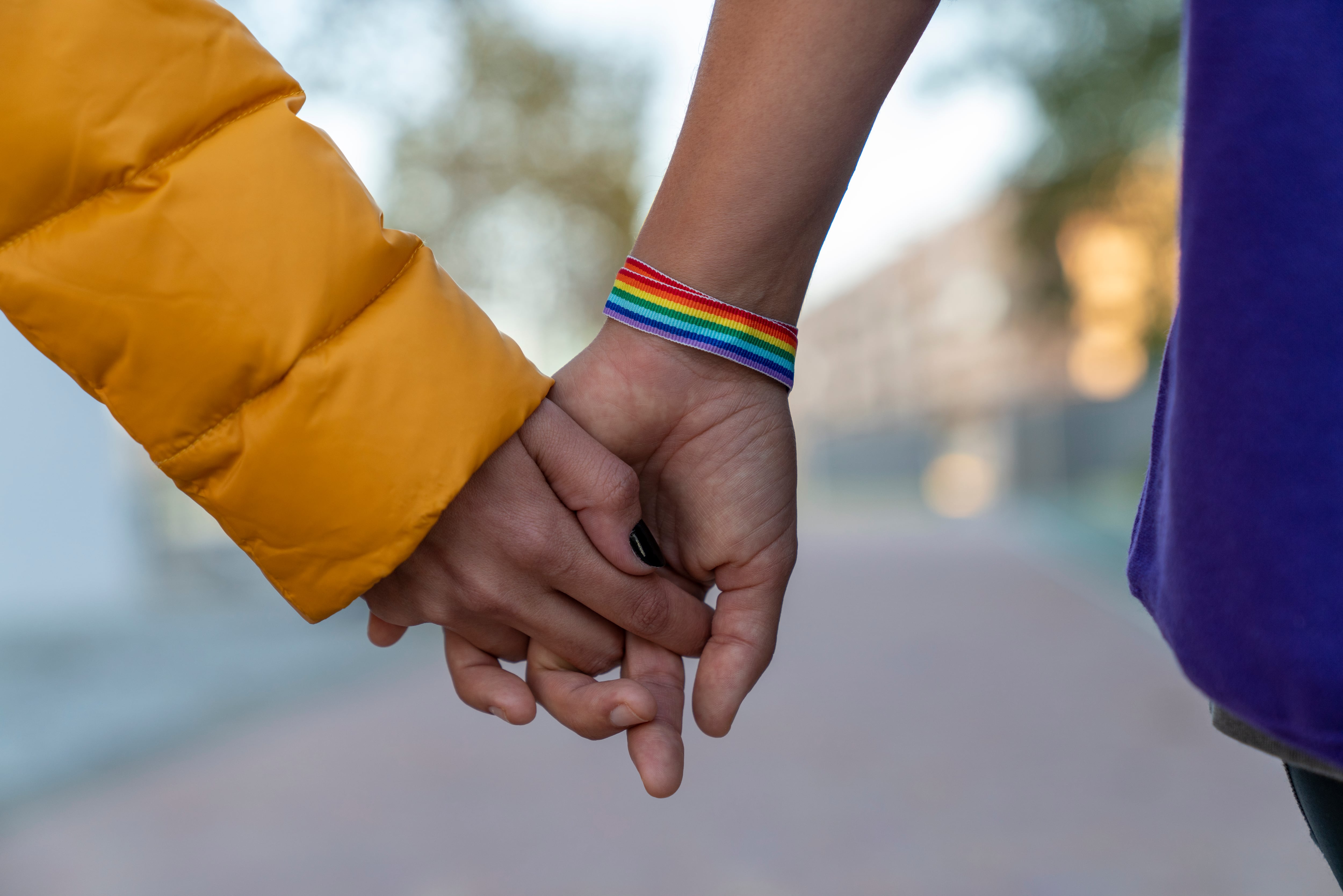 Una pareja de lesbianas pasea cogida de la mano