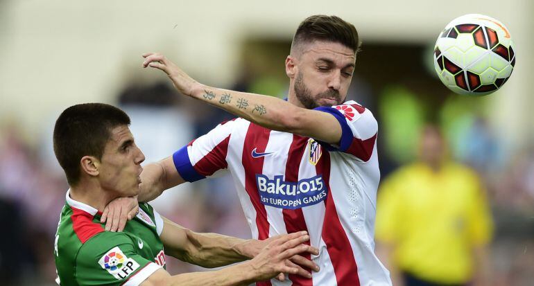 Atletico Madrid's Brazilian defender Guilherme Siqueira (R) vies with Athletic Bilbao's defender Unai Bustinza during the Spanish league football match Club Atletico de Madrid vs Athletic Club Bilbao at the Vicente Calderon stadium in Madrid on May 2, 2015. AFP PHOTO/ JAVIER SORIANO