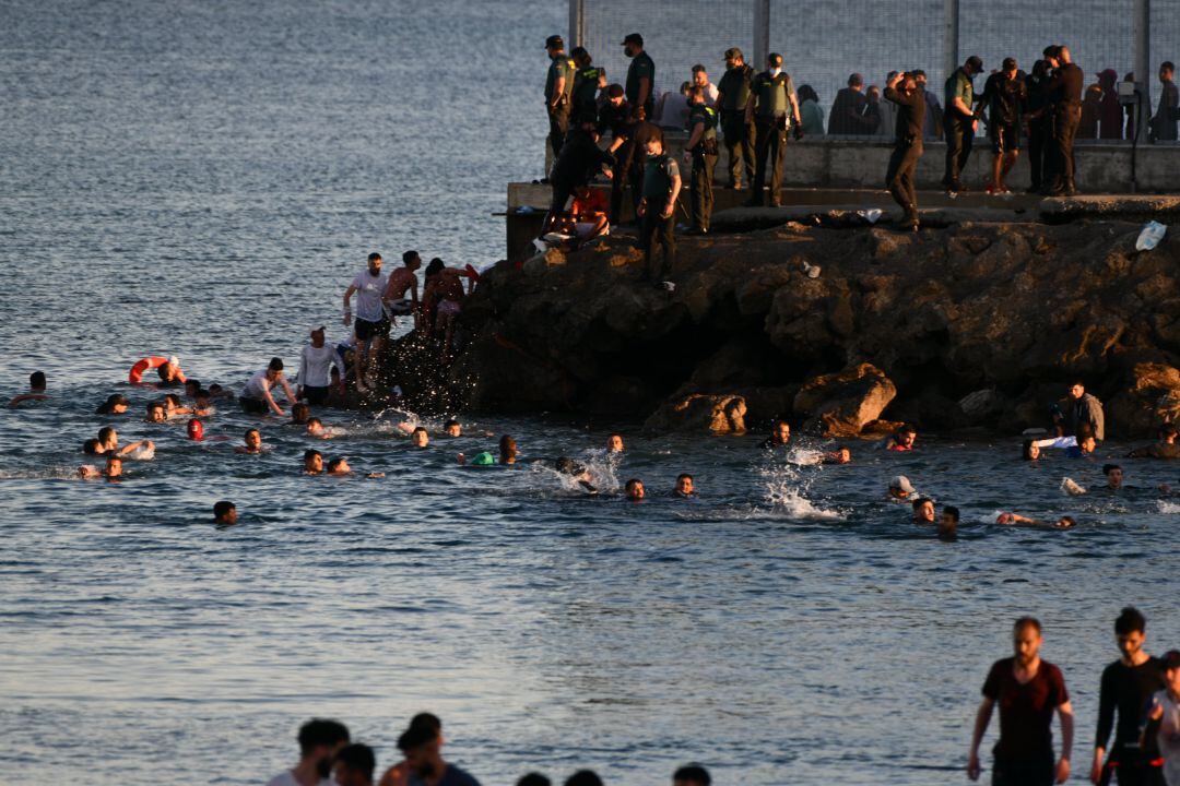 Personas migrantes en la playa del Tarajal.