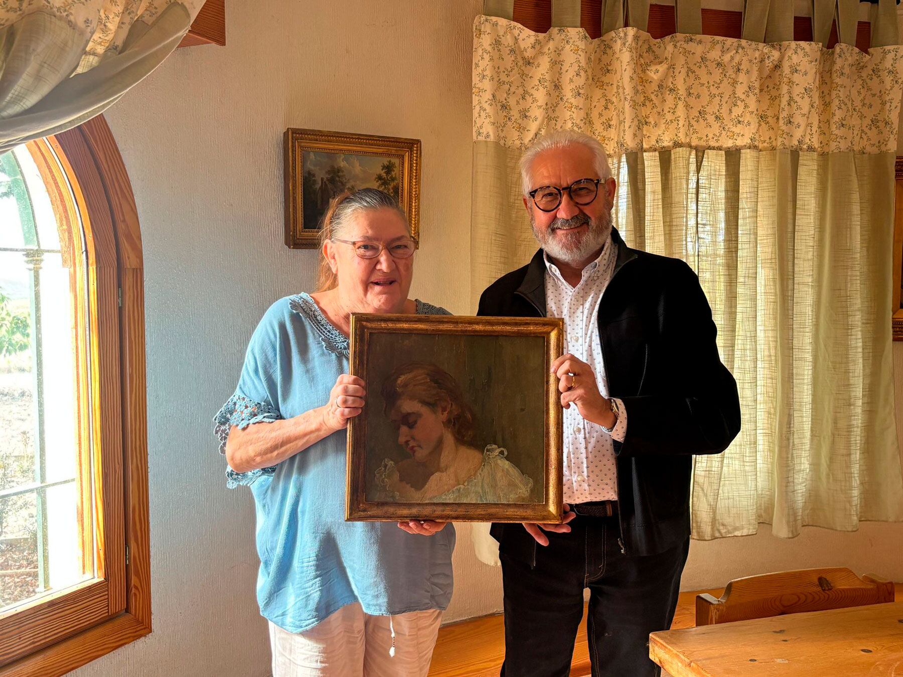 El concejal Ignacio Trelis y la autora de la donación con el cuadro de Emilio Sala