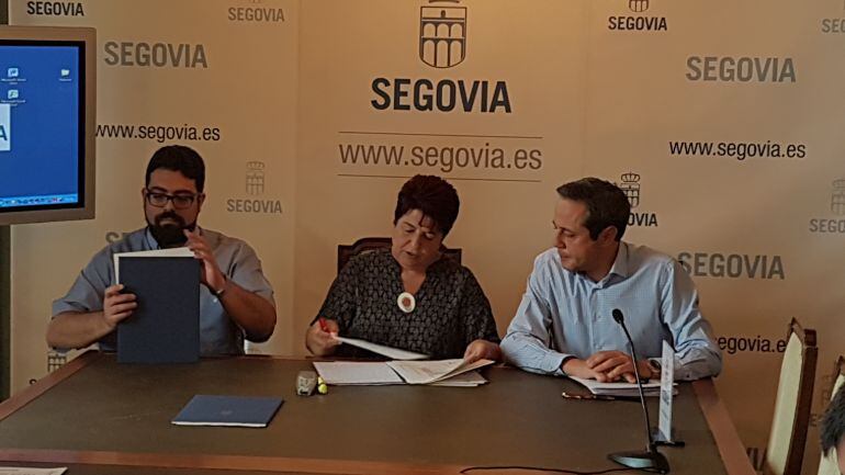 La alcaldesa de Segovia, Clara Luquero, firma el convenio con Paramotions Films para la celebración en octubre del Mercado 3D Wire