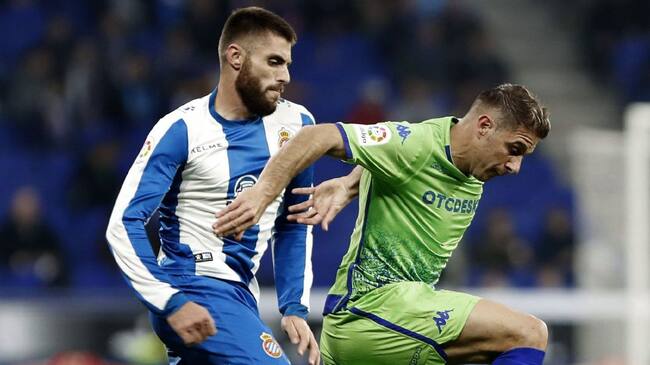 El centrocampista del RCD Espanyol, David López, lucha por el balón ante el centrocampista del Real Betis, Joaquín Sánchez.