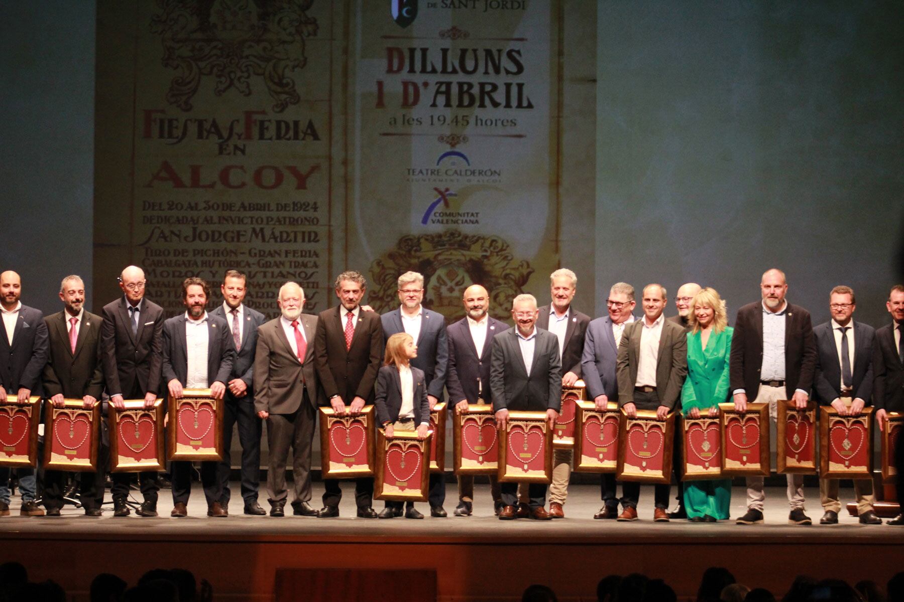 Foto de familia de los homenajeados en la gala &#039;Vespra d&#039;abril&#039;