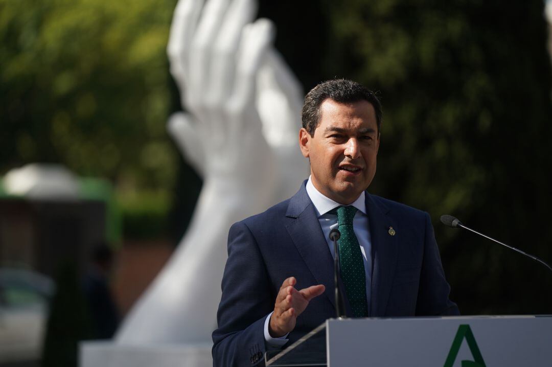 El presidente de la Junta de Andalucía, Juan Manuel Moreno, durante el acto de homenaje a las víctimas del coronavirus en Córdoba. 