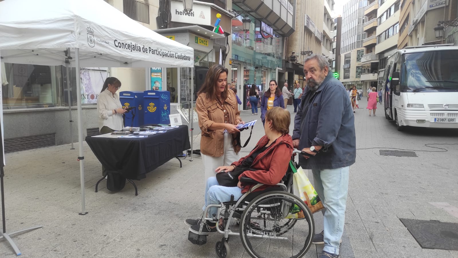 Una vecina en silla de ruedas aporta sus ideas a los técnicos de la concejalía de Participación Ciudadana en la Plaza del Pilar
