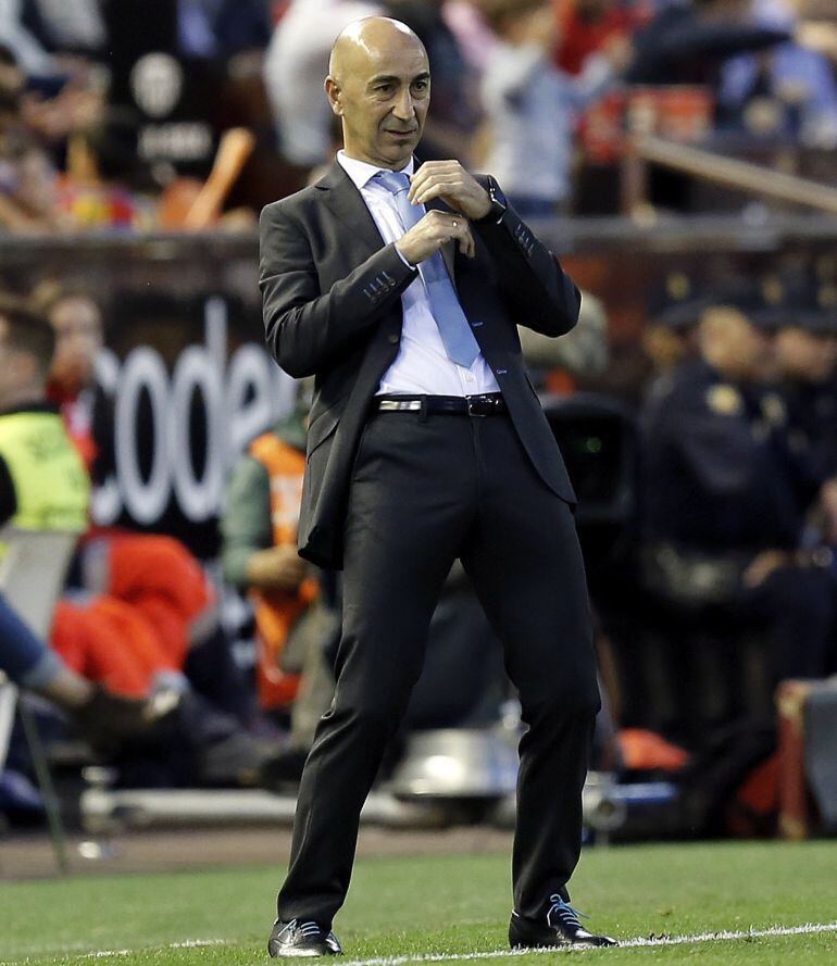 El entrenador del Valencia Pako Ayestarán durante el partido de la trigésimo octava jornada de liga que disputan frente a la Real Sociedad en el estadio Mestalla de Valencia. EFE-Juan Carlos Cardenas