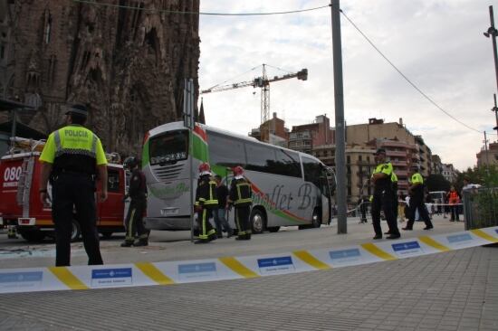 El bus que va atropellar dues dones i una nena al davant de la Sagrada Família