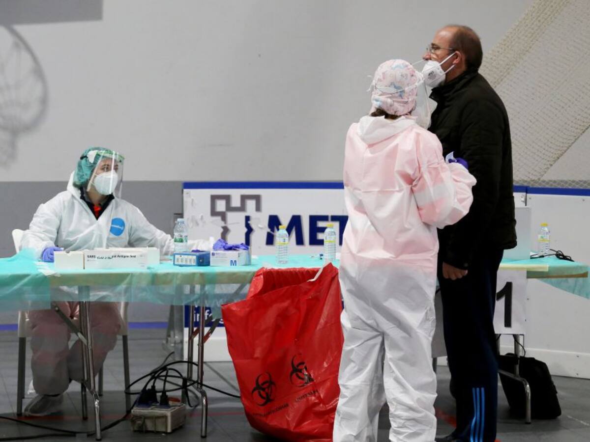 Los contagios aceleran su descenso pero la presión en las UCI no baja